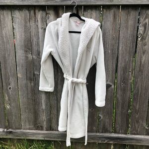 ✨2/$20✨ Victoria’s Secret White Fluffy Robe
